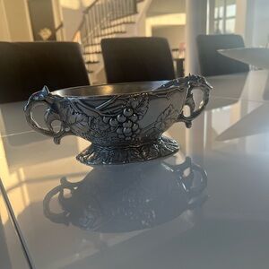 Arthur court gravy/dressing bowl